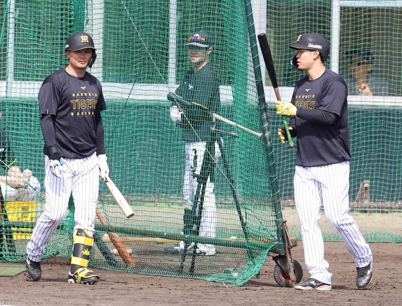 フリー打撃練習をする阪神森下（左）と佐藤（撮影・上田博志）