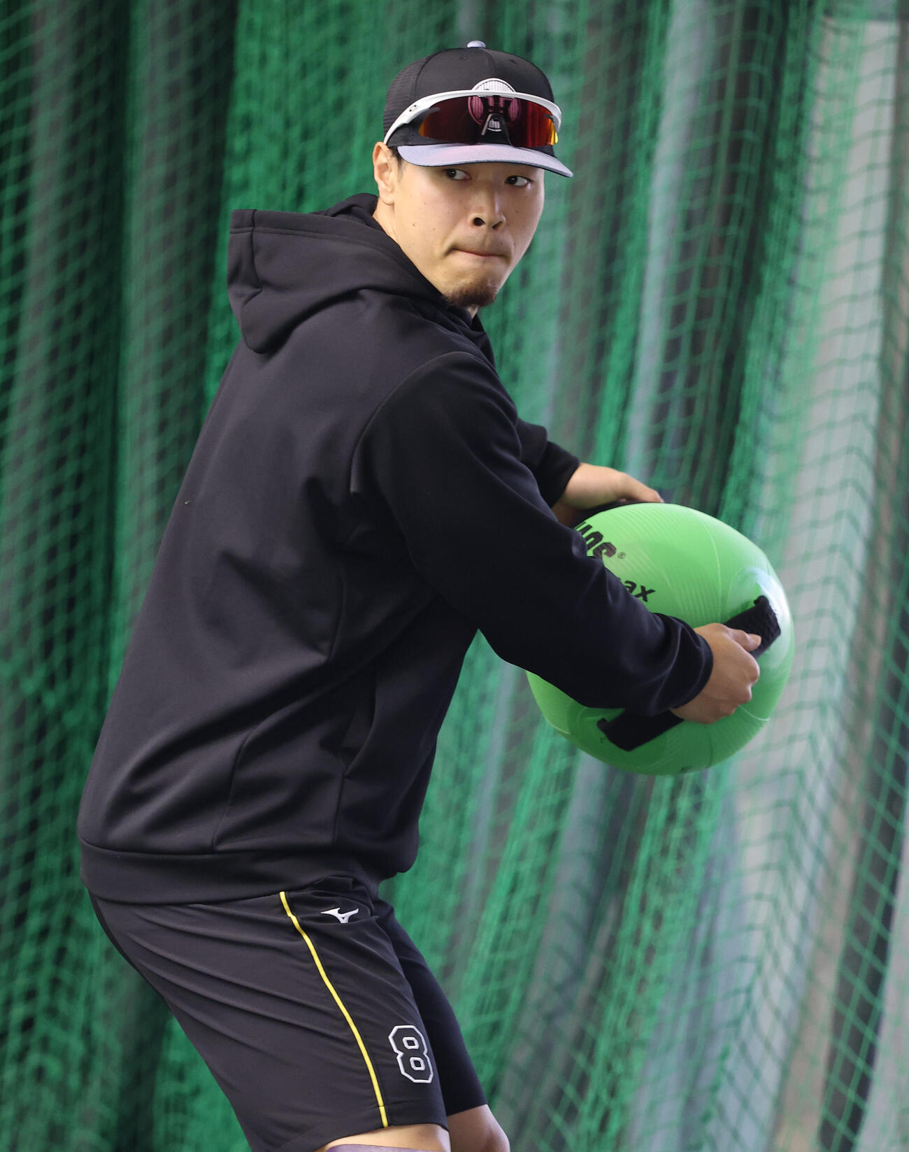 ボールを使ってトレーニングをする佐藤（撮影・上田博志）