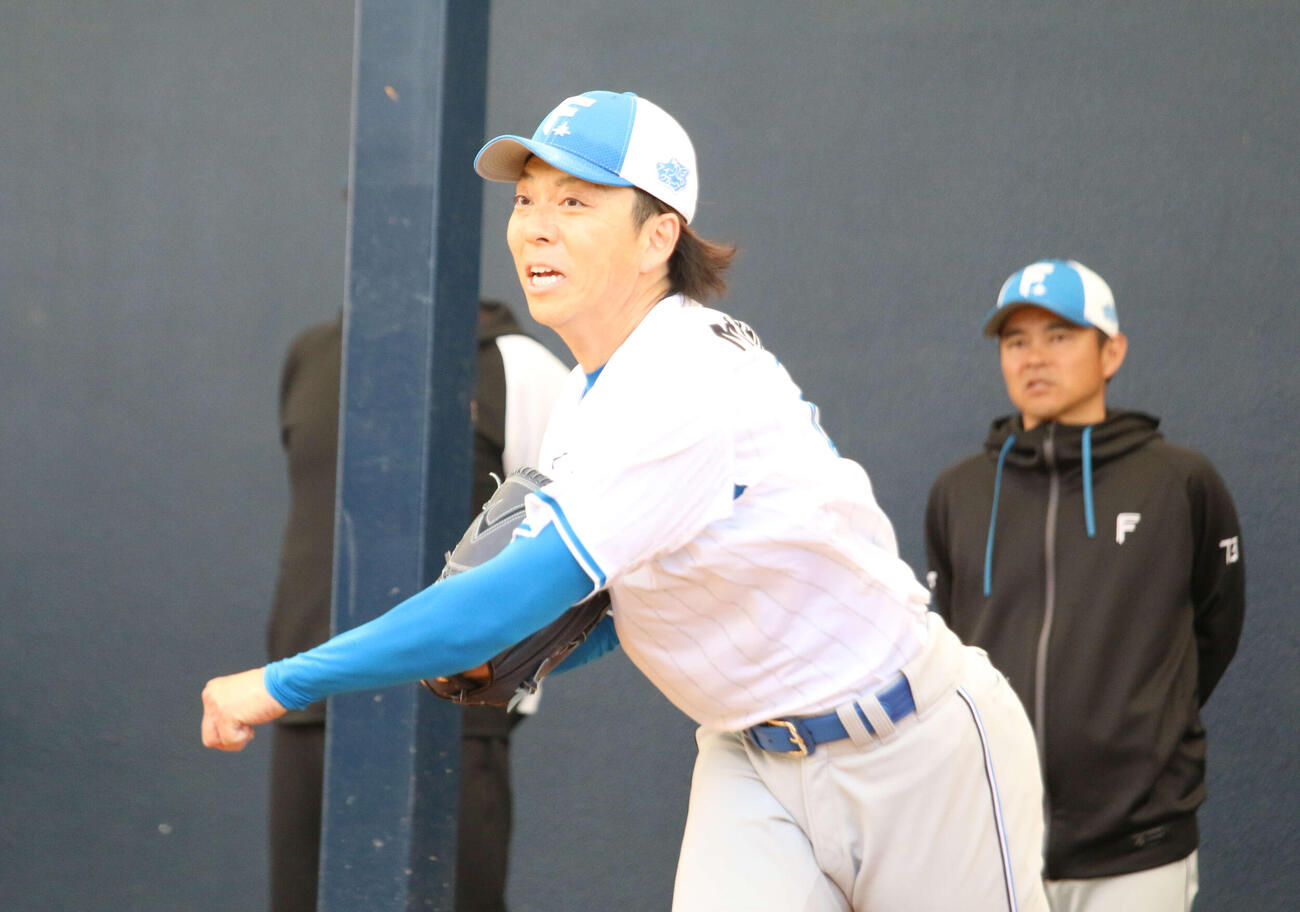 ブルペン入りした日本ハム宮西、右は武田投手コーチ（撮影・木下大輔）