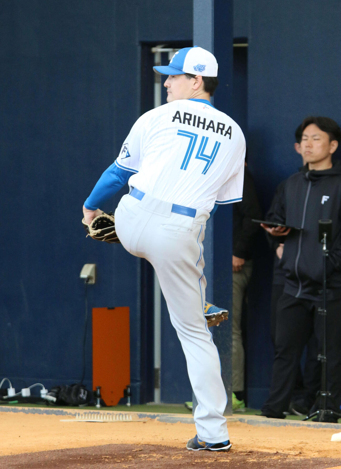 今キャンプ初のブルペン投球を行った日本ハム有原（撮影・木下大輔）