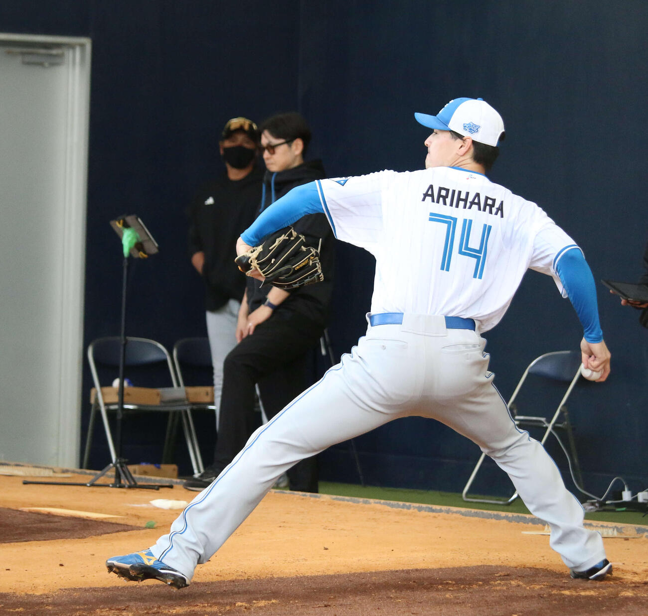 日本ハム新庄監督（左）に見守られながら今キャンプ初のブルペン投球を行った有原（撮影・木下大輔）