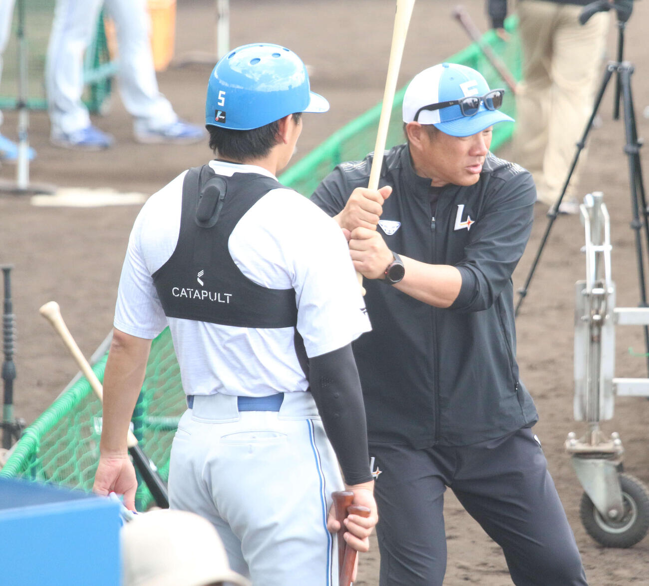 日本ハム野村（左）に指導する山崎臨時コーチ（撮影・木下大輔）