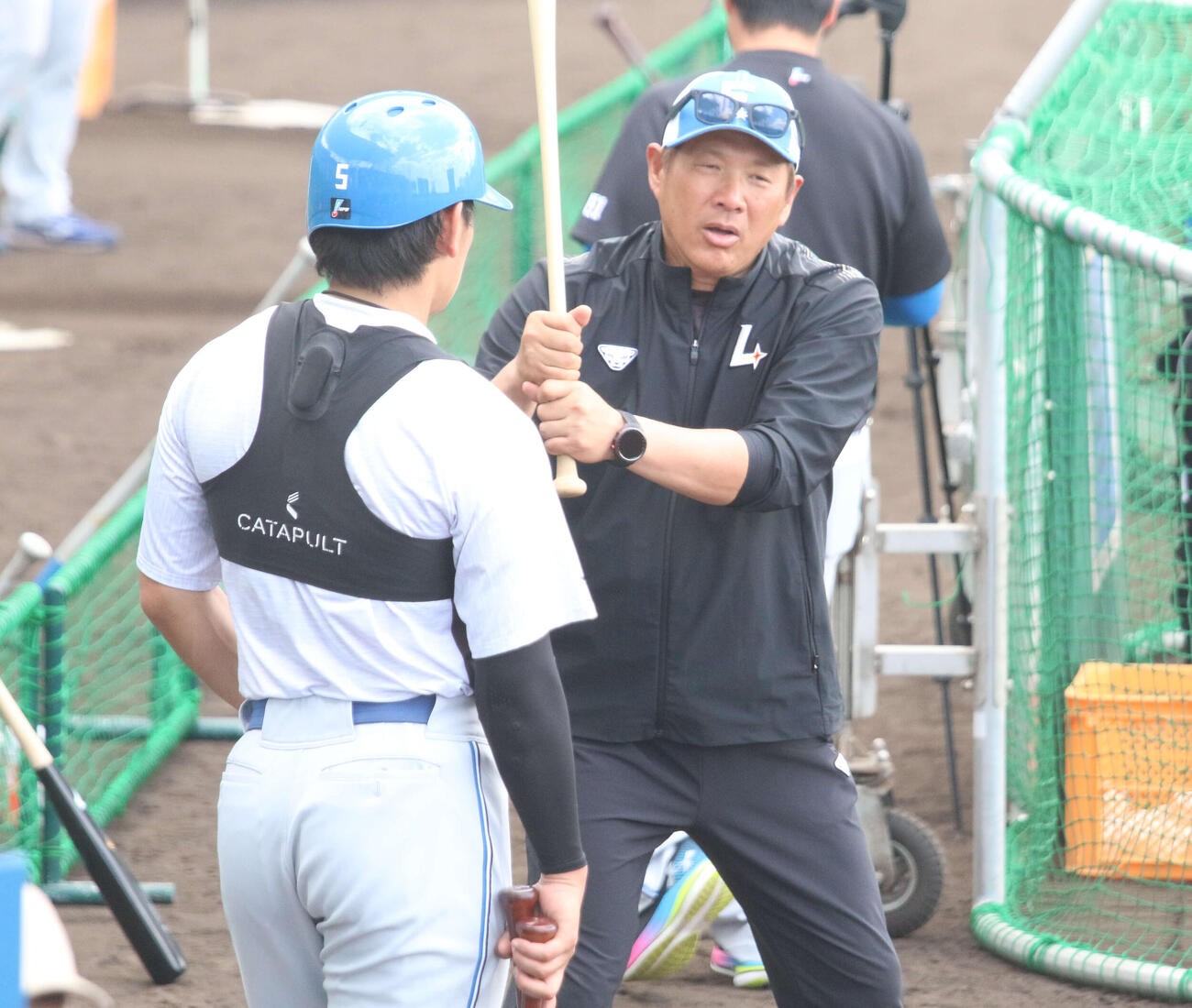 日本ハム野村（左）に指導する山崎臨時コーチ（撮影・木下大輔）