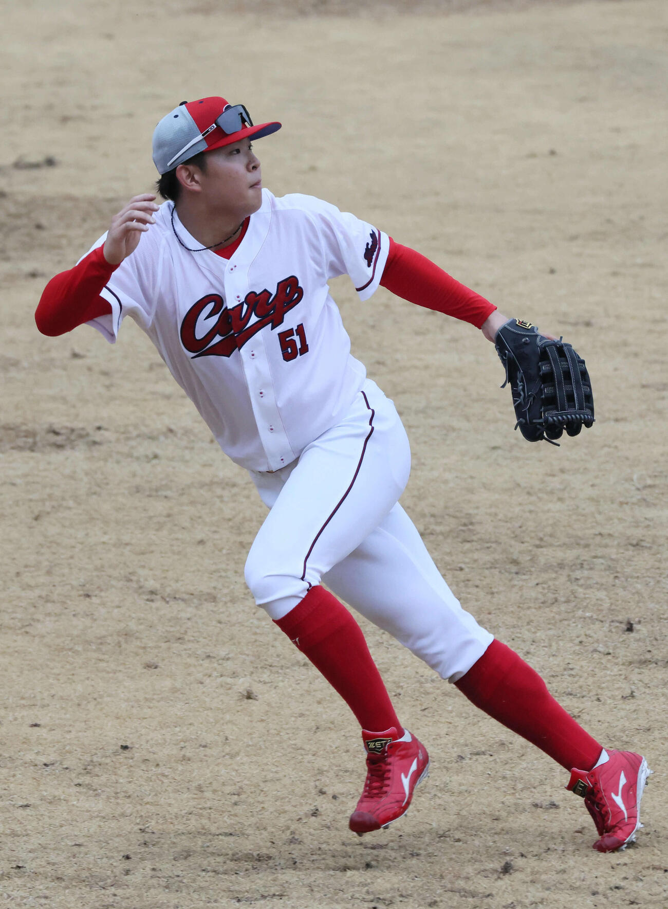 外野でノックを受ける広島ドラフト1位の平川蓮（26年2月6日撮影）