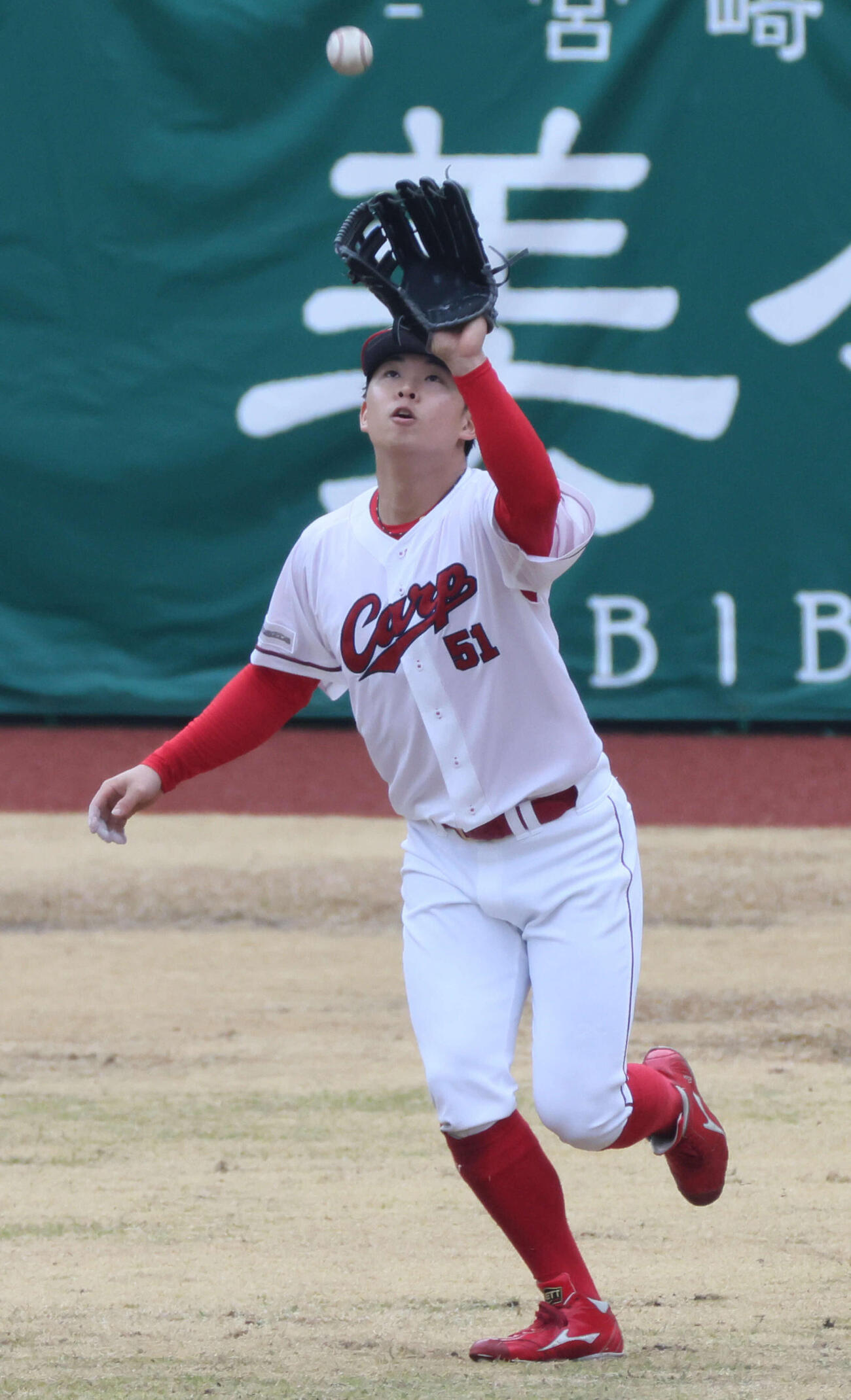 外野でノックを受ける広島ドラフト1位の平川蓮（26年2月6日撮影）