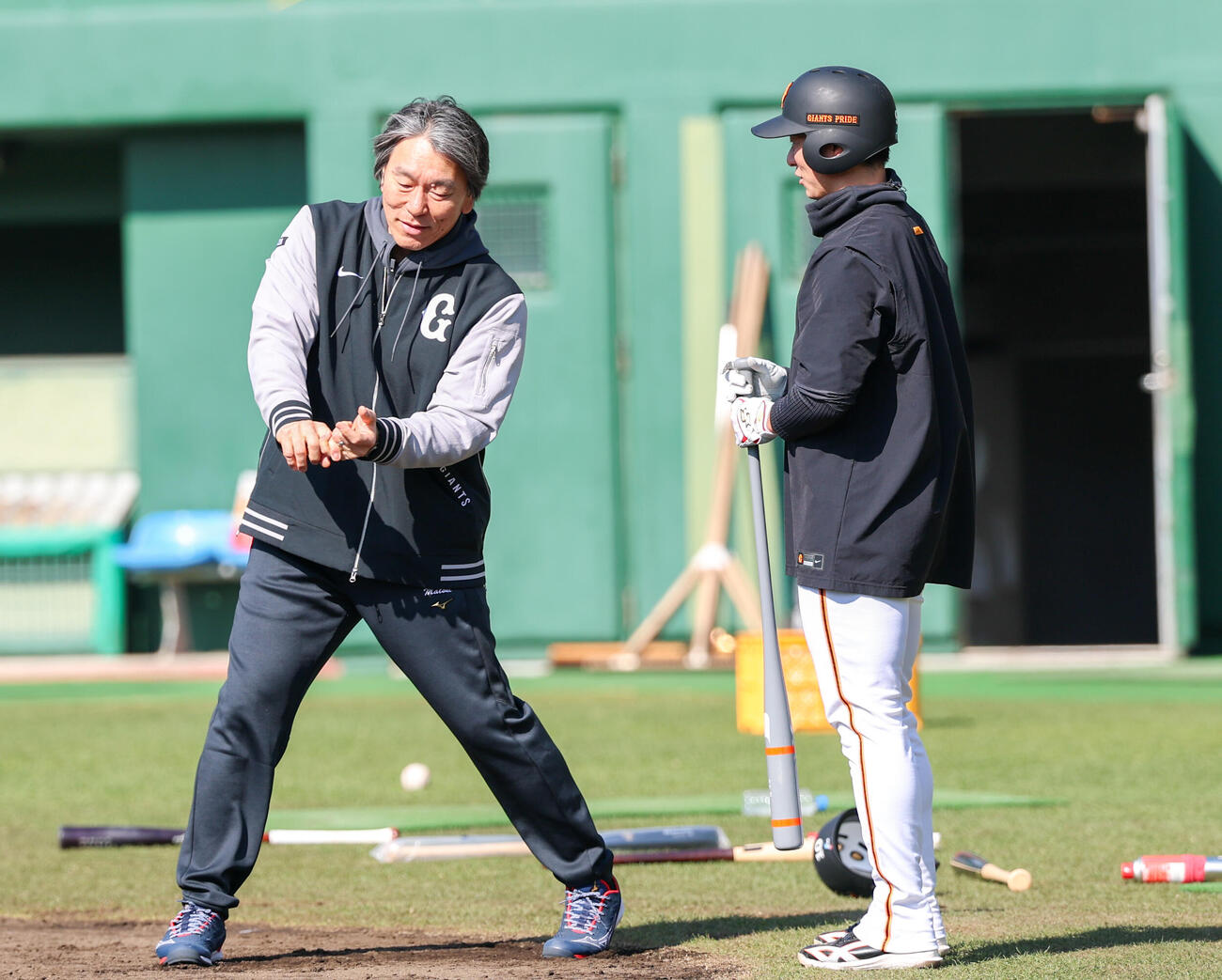 巨人松本（右）は松井秀喜臨時コーチに教えを請う（撮影・増田悦実）