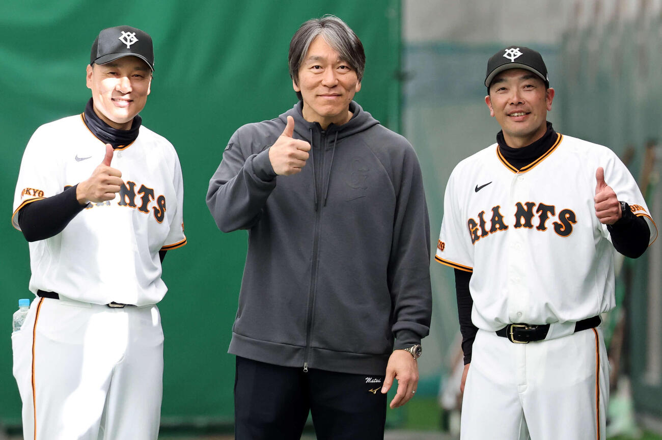 居残り練習後、巨人阿部監督（右）、李スンヨプ打撃コーチ（左）とサムズアップで記念撮影する松井秀喜臨時コーチ（撮影・浅見桂子）
