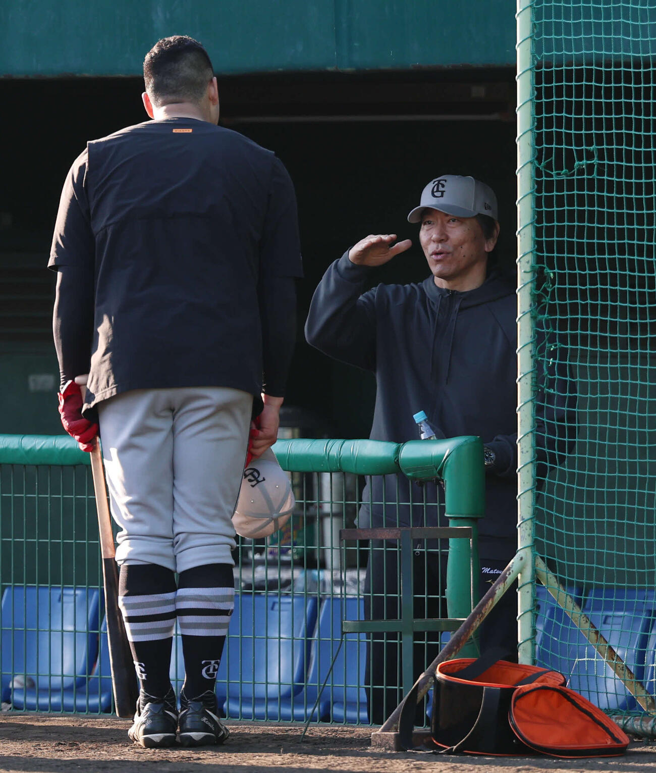 巨人藤井（左）は松井秀喜臨時コーチに教えを請う（撮影・増田悦実）