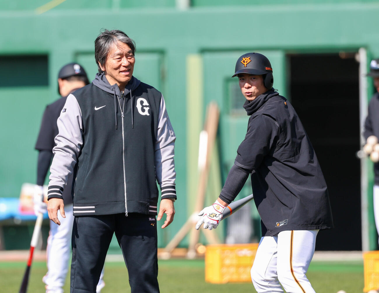 巨人松本（右）は松井秀喜臨時コーチに教えを請う（撮影・増田悦実）