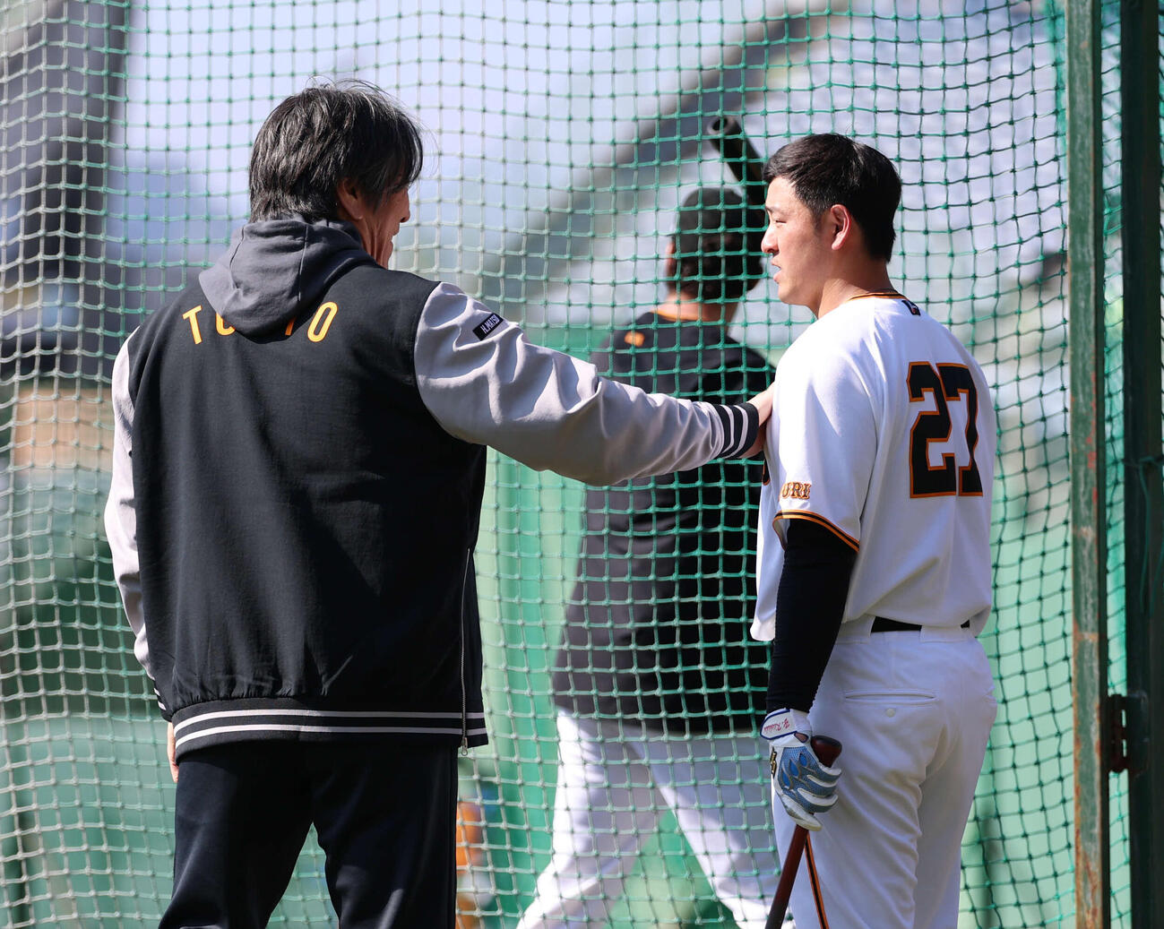 あいさつに来た巨人岸田（右）の胸筋を触る松井秀喜臨時コーチ（撮影・増田悦実）