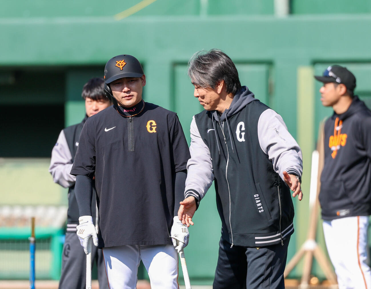 巨人丸（左）は松井秀喜臨時コーチに教えを請う（撮影・増田悦実）