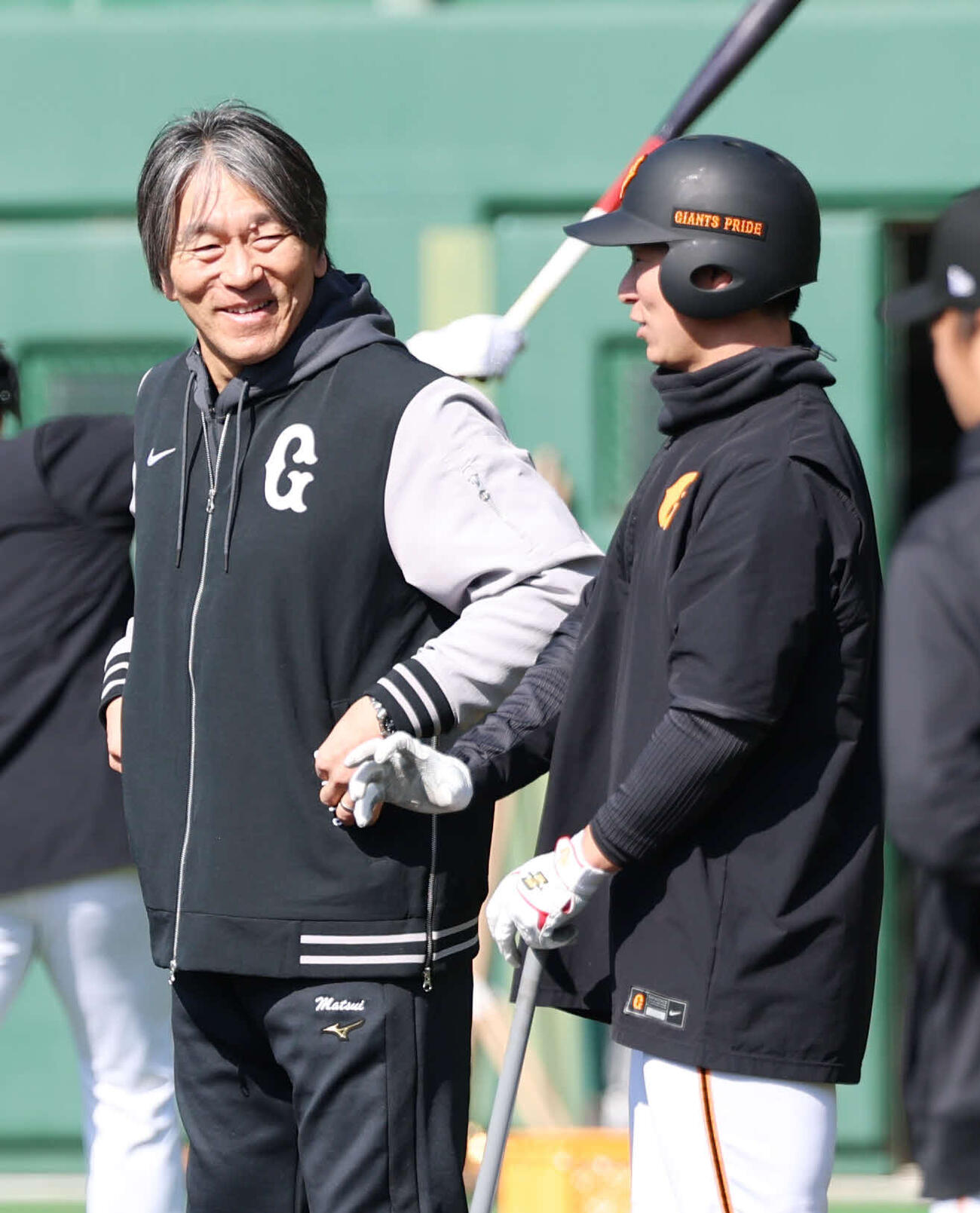 巨人松本（右）は松井秀喜臨時コーチに教えを請う（撮影・増田悦実）