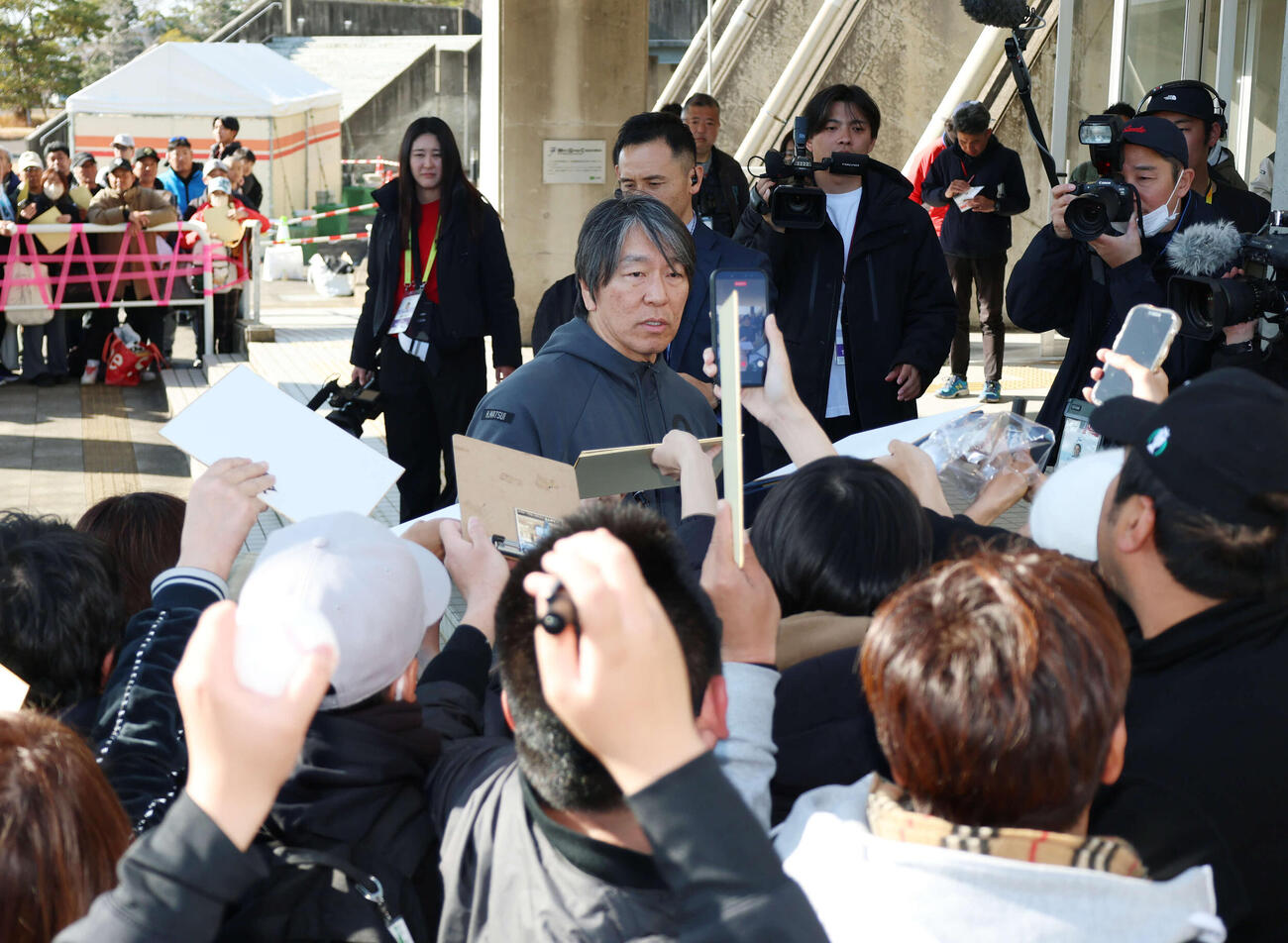 サインする松井秀喜氏（撮影・増田悦実）