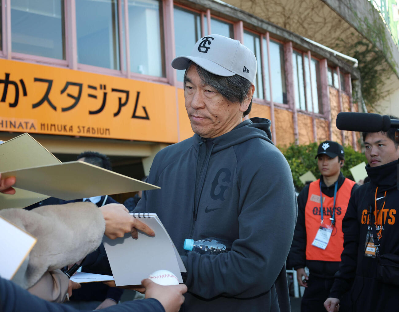 ファンの声に応えサインをする松井秀喜氏（撮影・増田悦実）