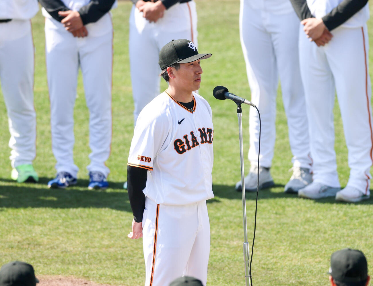 巨人宮崎春季キャンプの手締めで話をする巨人大勢（撮影・増田悦実）