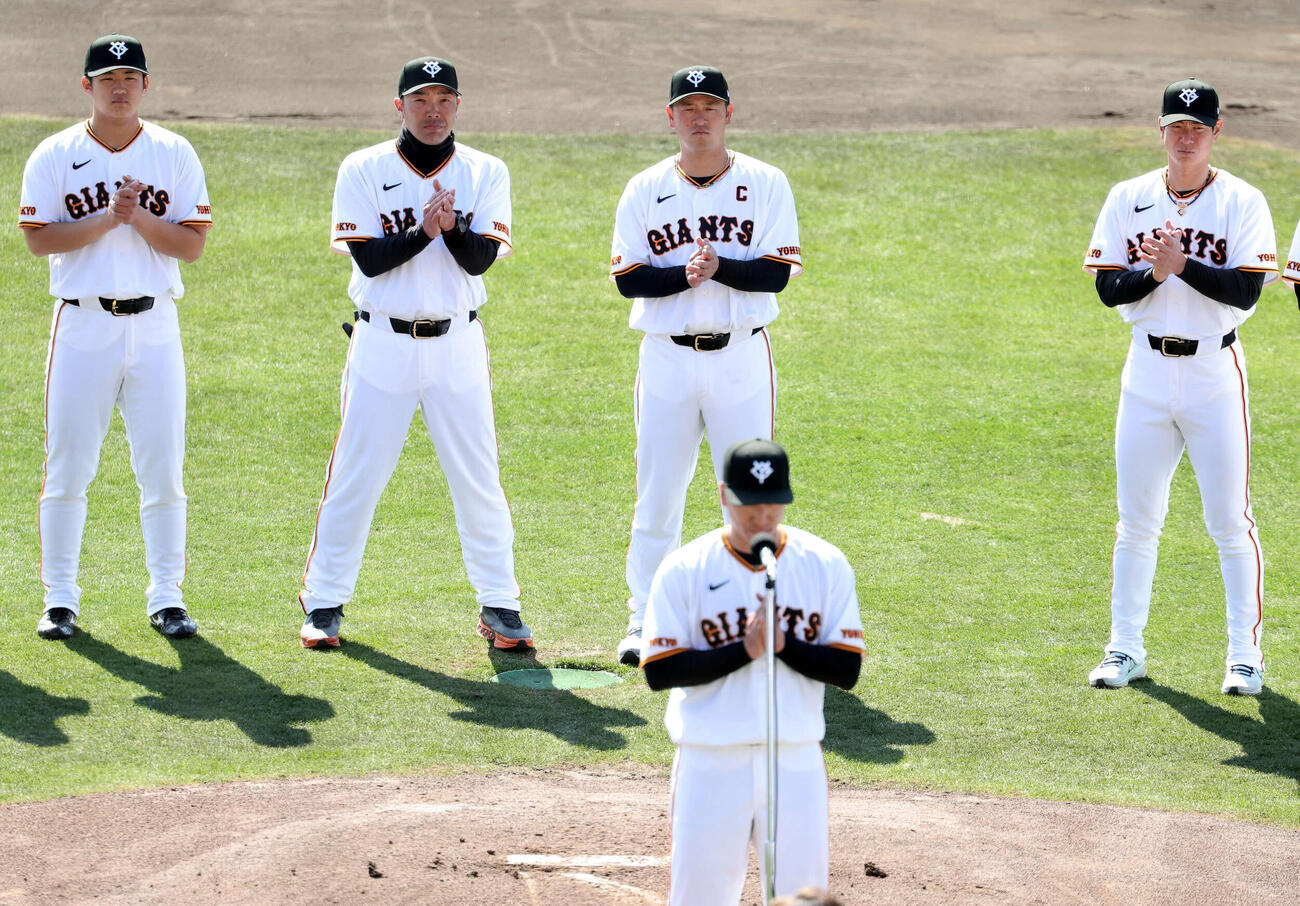 宮崎キャンプを打ち上げ、手締めする、左から巨人石塚、阿部慎之助監督、岸田、松本。手前は大勢（撮影・浅見桂子）