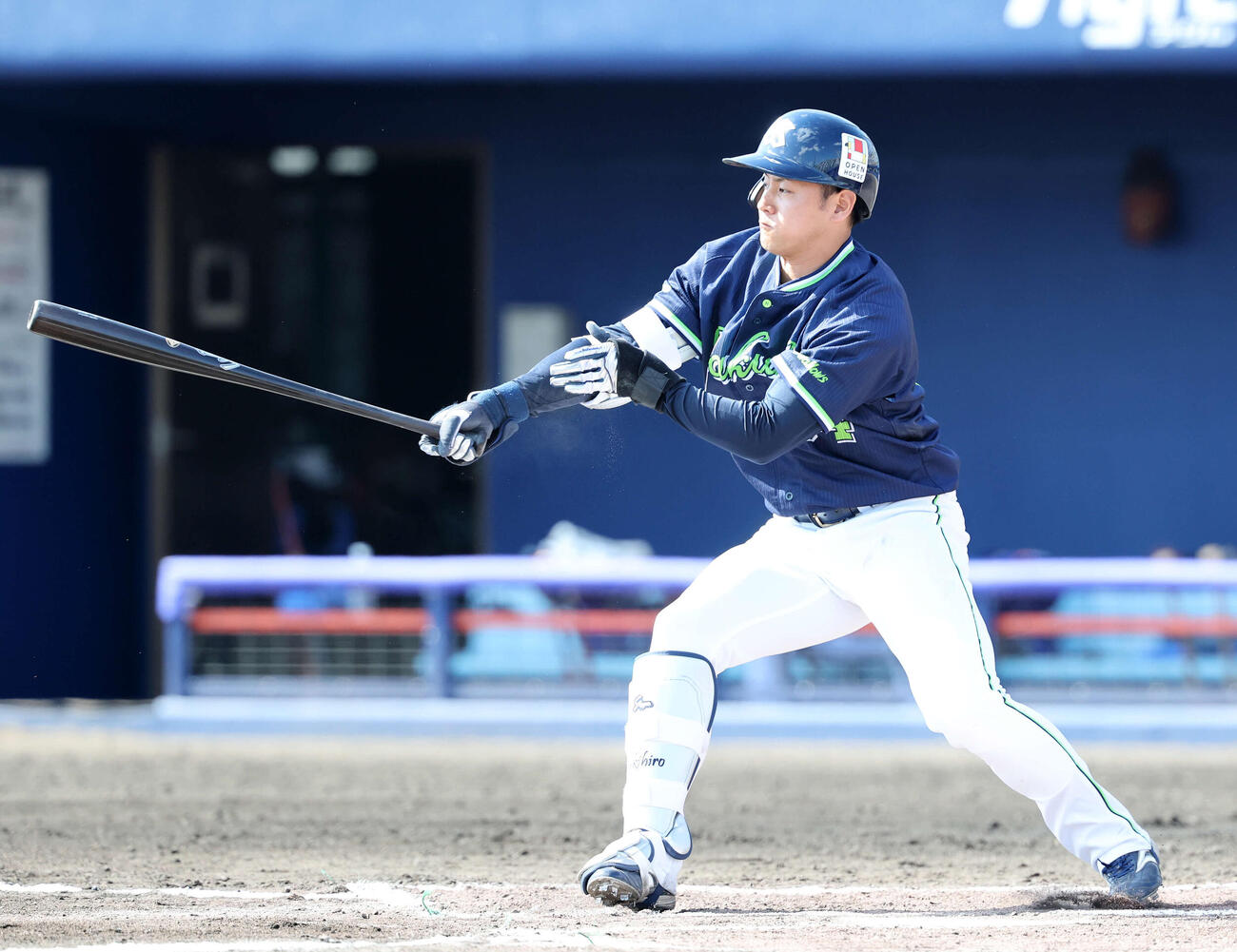 練習試合　中日対ヤクルト　6回表ヤクルト無死一塁、岩田は右前打を放つ（撮影・鈴木正人）　