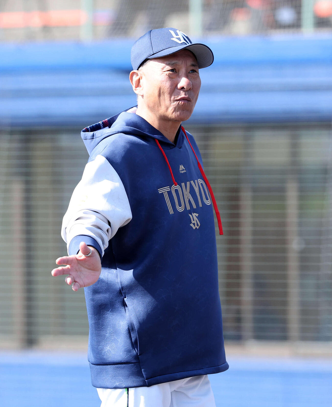 練習試合　中日対ヤクルト　7回裏、投手交代を告げベンチに引き揚げるヤクルト池山監督（撮影・鈴木正人）　