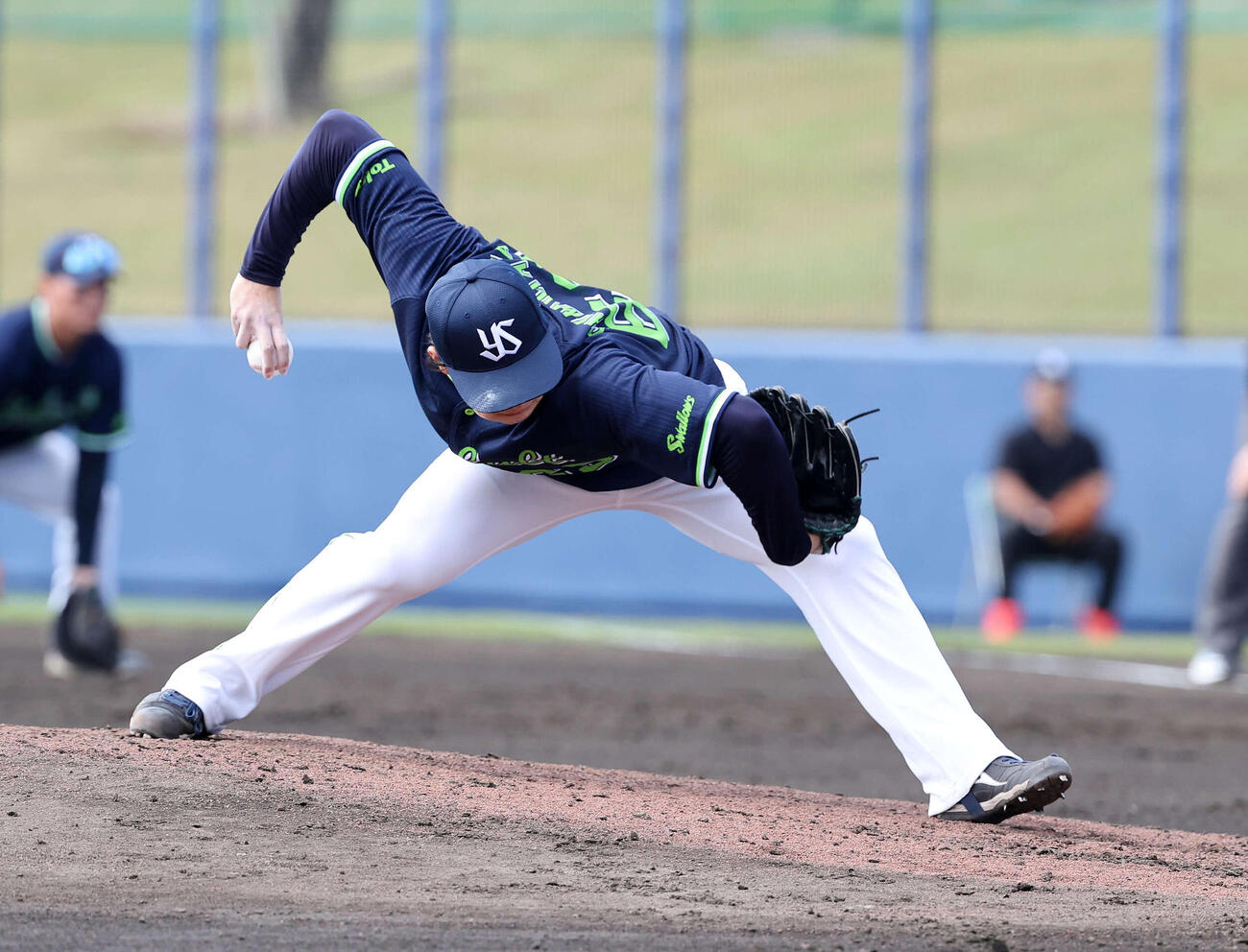 練習試合　中日対ヤクルト　2番手で力投するヤクルト下川（撮影・鈴木正人）　
