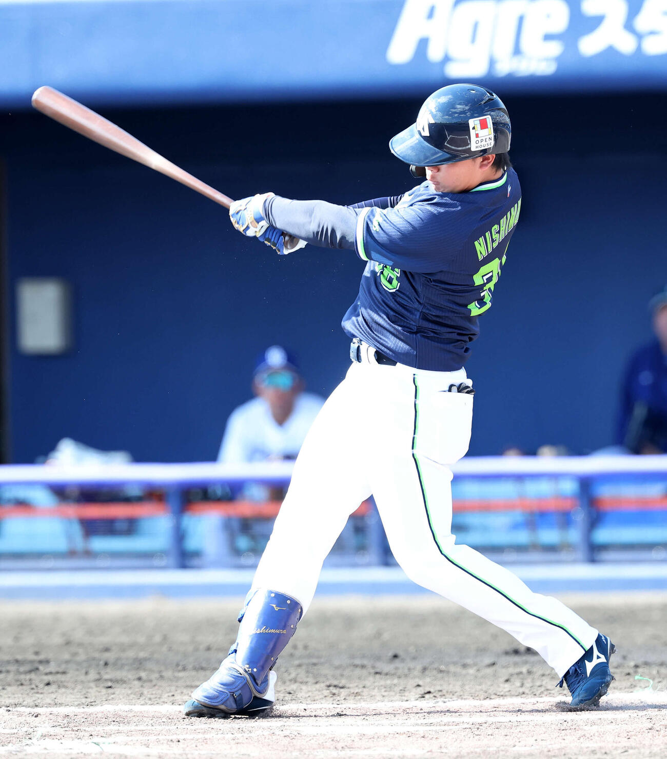 練習試合　中日対ヤクルト　6回表ヤクルト無死、西村は中前打を放つ（撮影・鈴木正人）　