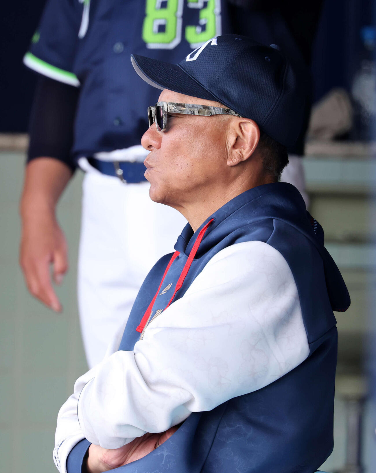 練習試合　中日対ヤクルト　5回表、戦況を見つめるヤクルト池山監督（撮影・鈴木正人）　