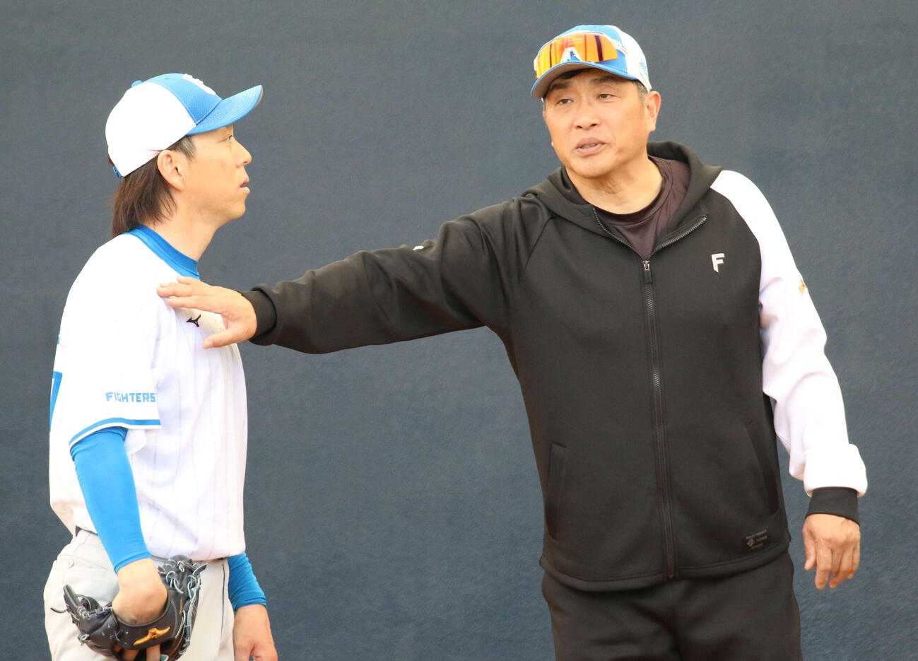 ブルペン入りした日本ハム宮西（左）に指導する山本昌臨時コーチ（撮影・木下大輔）