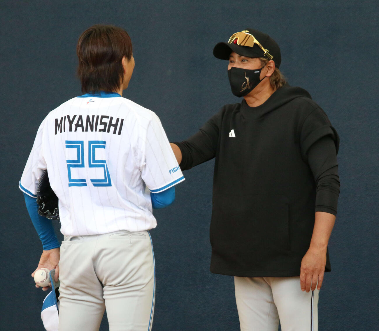 ブルペン入りした日本ハム宮西（左）に笑顔で声をかける新庄監督（撮影・木下大輔）