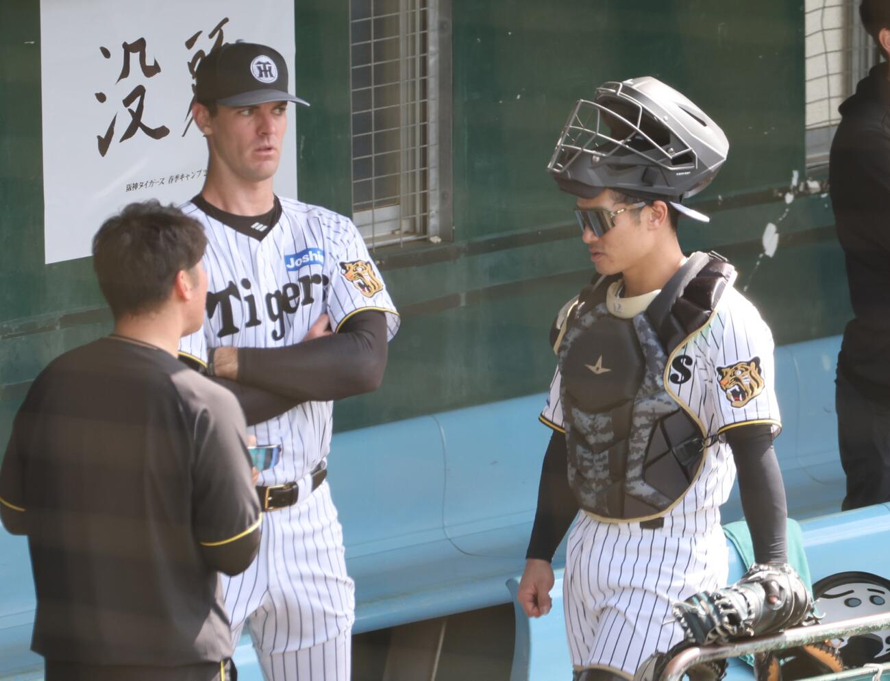 ライブBPに登板した阪神ラグズデールは坂本と話す（撮影・西尾就之）