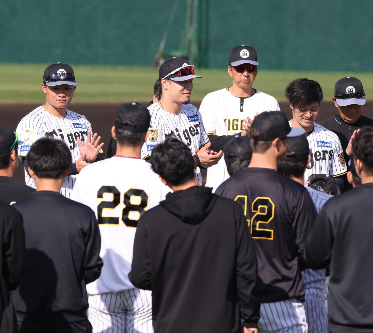 WBC合宿を控え阪神ナインにあいさつする、左から森下、佐藤、一人おいて坂本。左から3人目は藤川監督（撮影・上山淳一）