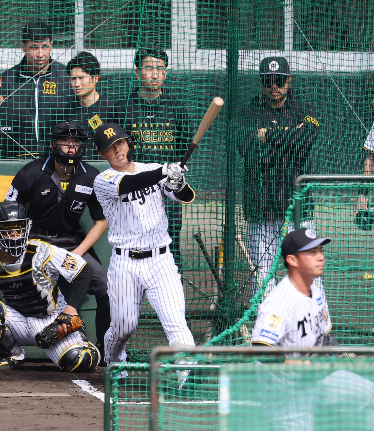 ライブBPで桐敷から中越え安打を放つ谷端（撮影・上田博志）