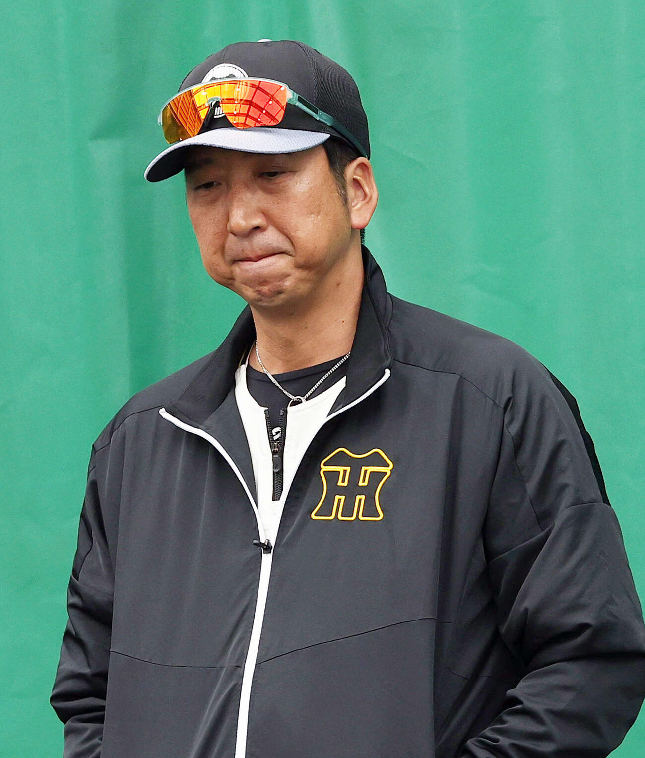 ブルペンで考え込む阪神藤川監督（撮影・上山淳一）