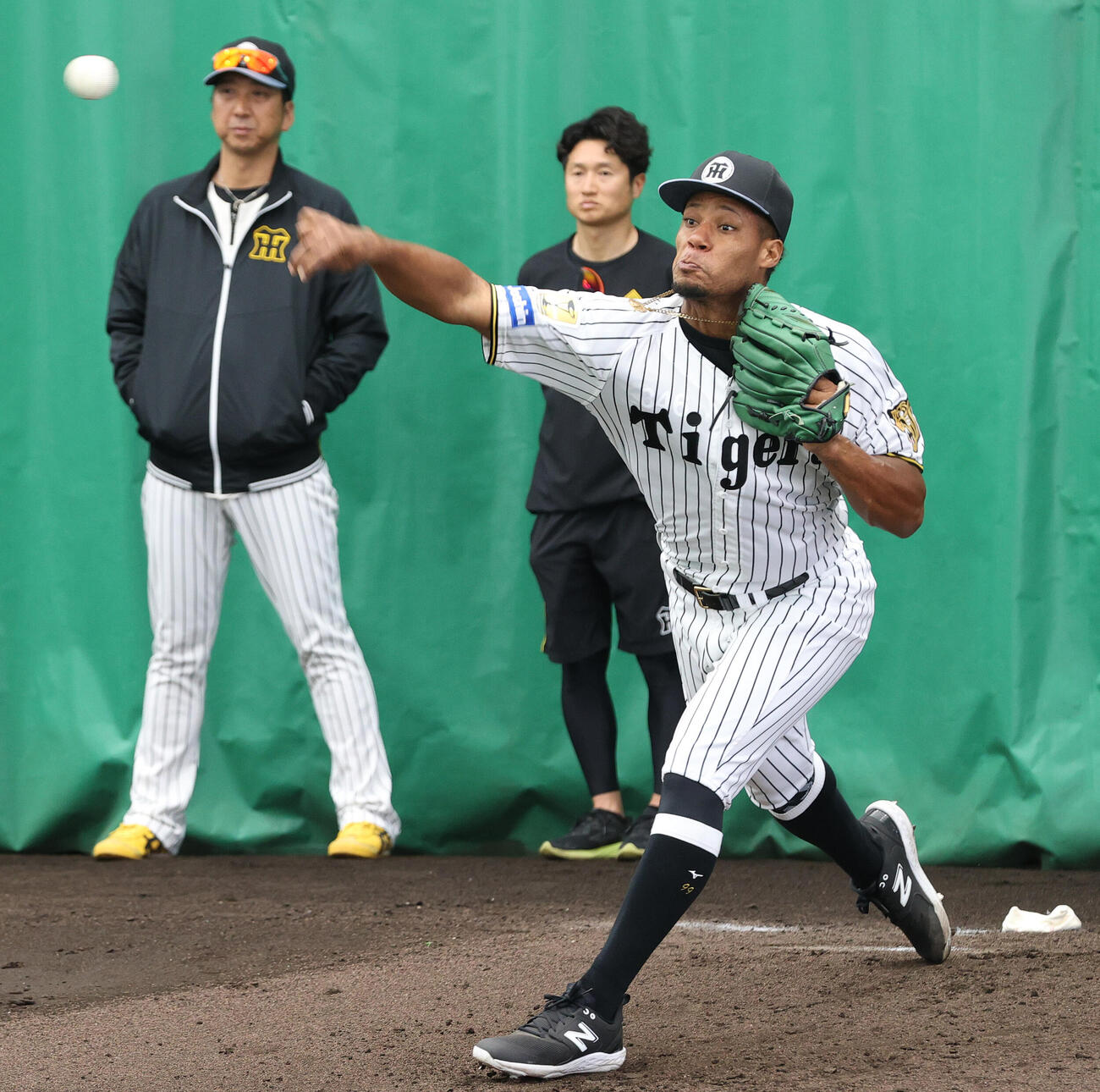 阪神モレッタ（手前）の投球を見る藤川監督（左）（撮影・上山淳一）
