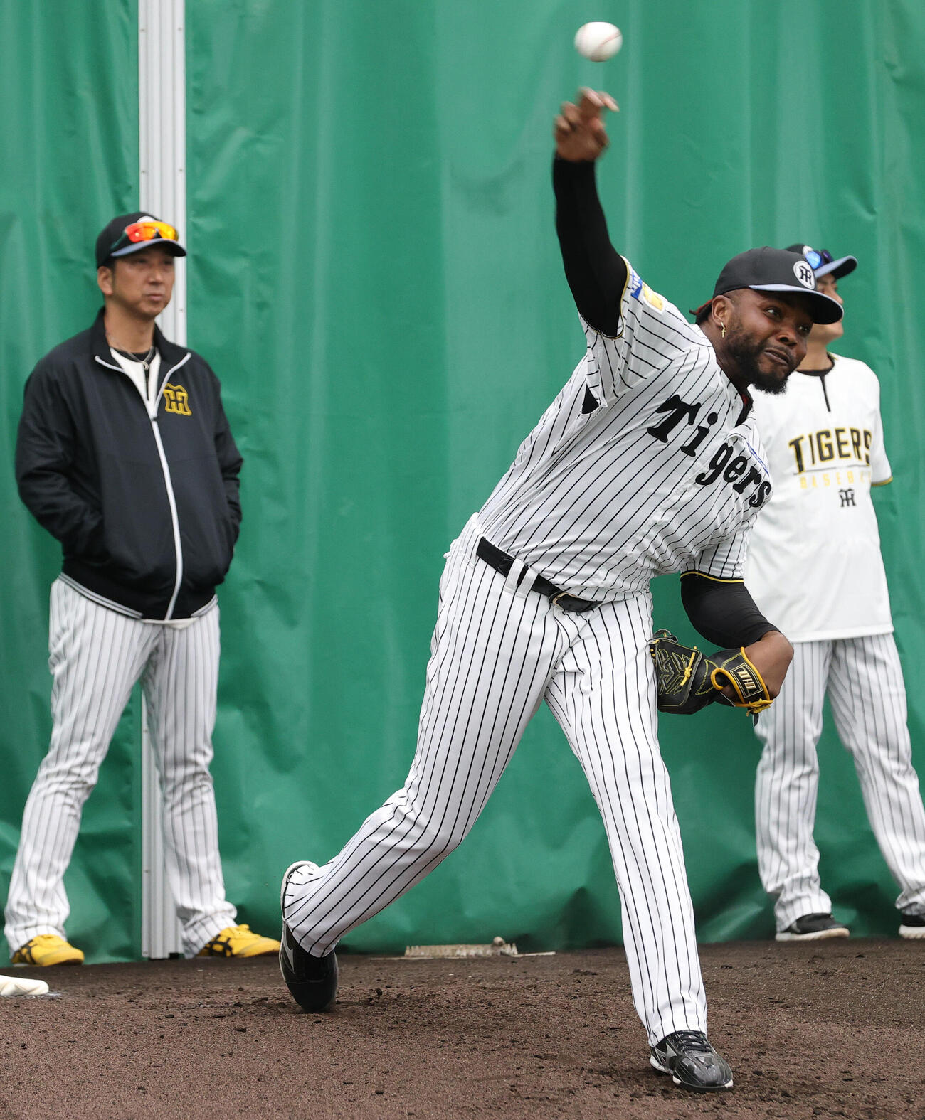 阪神ドリス（手前）の投球を見る藤川監督（撮影・上山淳一）
