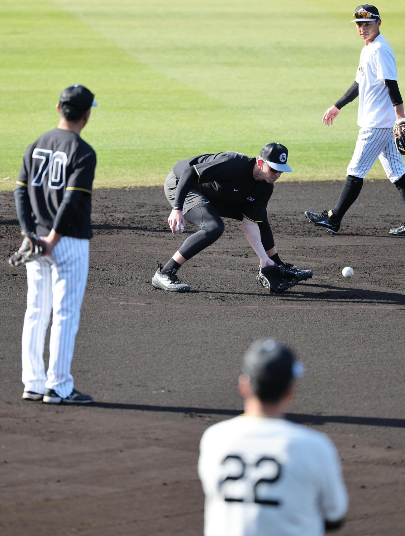 藤川監督、田中コーチが見守る前で早出ノックを受ける阪神ディベイニー（撮影・西尾就之）