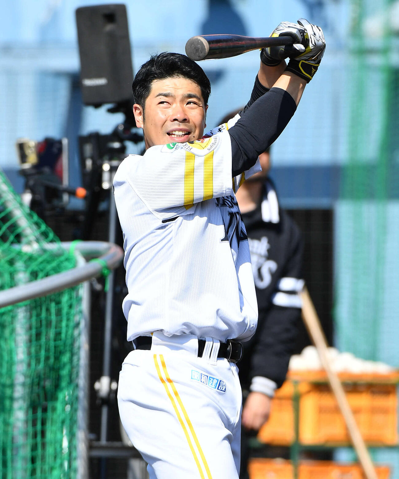 ロングティーで打球を見つめるソフトバンク近藤（撮影・岩下翔太）