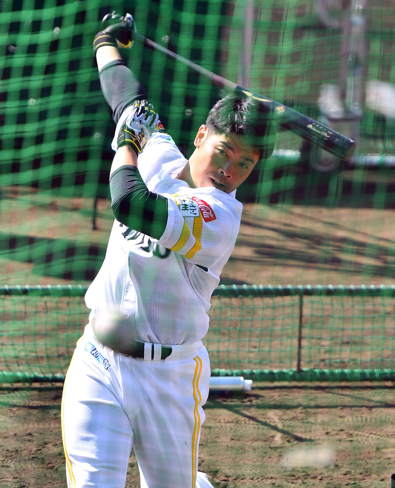 ティー打撃を行うソフトバンク近藤（撮影・岩下翔太）