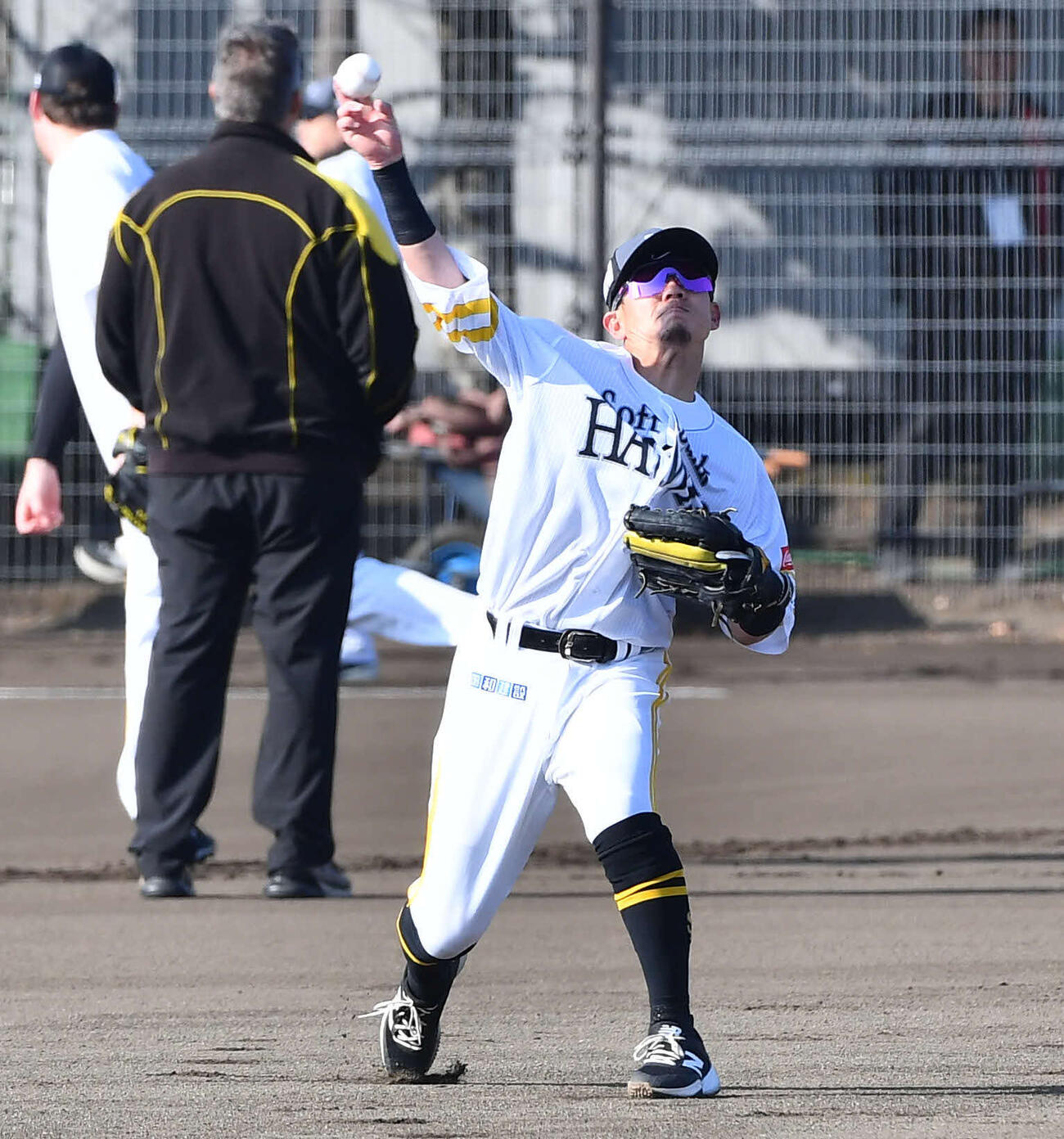 外野の守備練習を行うソフトバンク牧原大（撮影・岩下翔太）