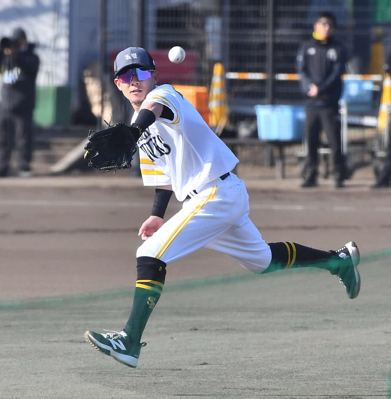 外野の守備練習を行うソフトバンク牧原大（撮影・岩下翔太）