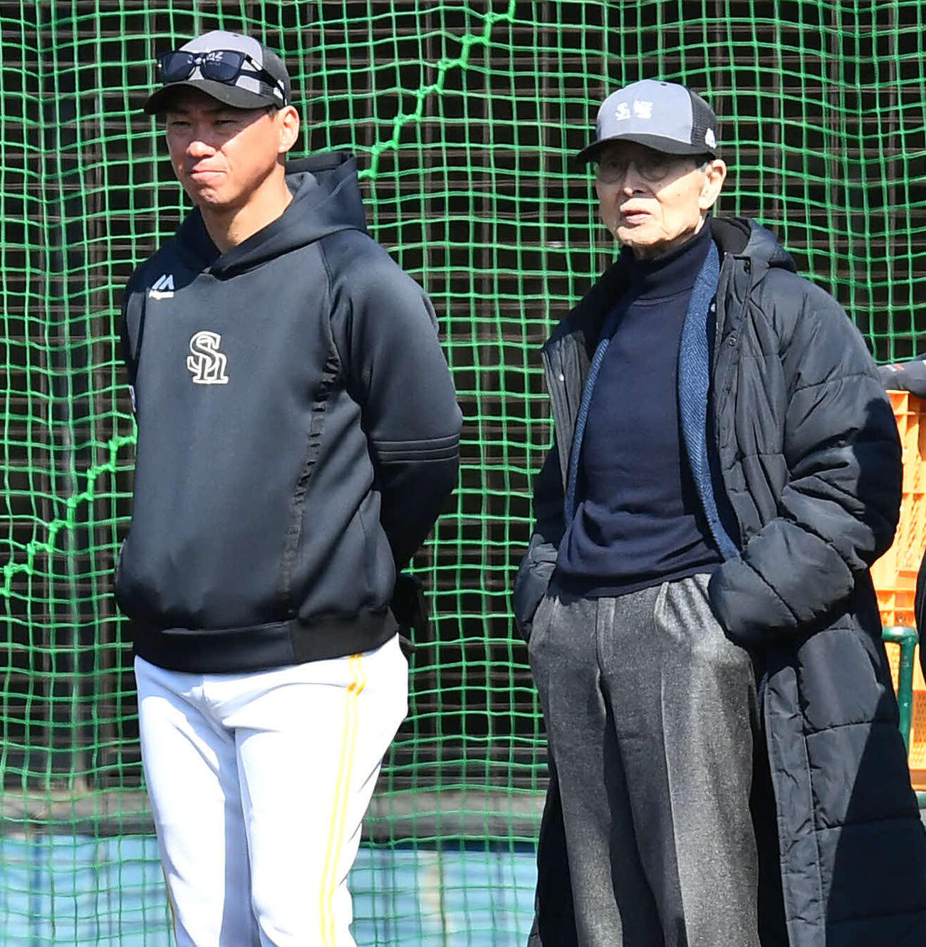 長谷川コーチ（左）と打撃練習を見守るソフトバンク王球団会長（撮影・岩下翔太）
