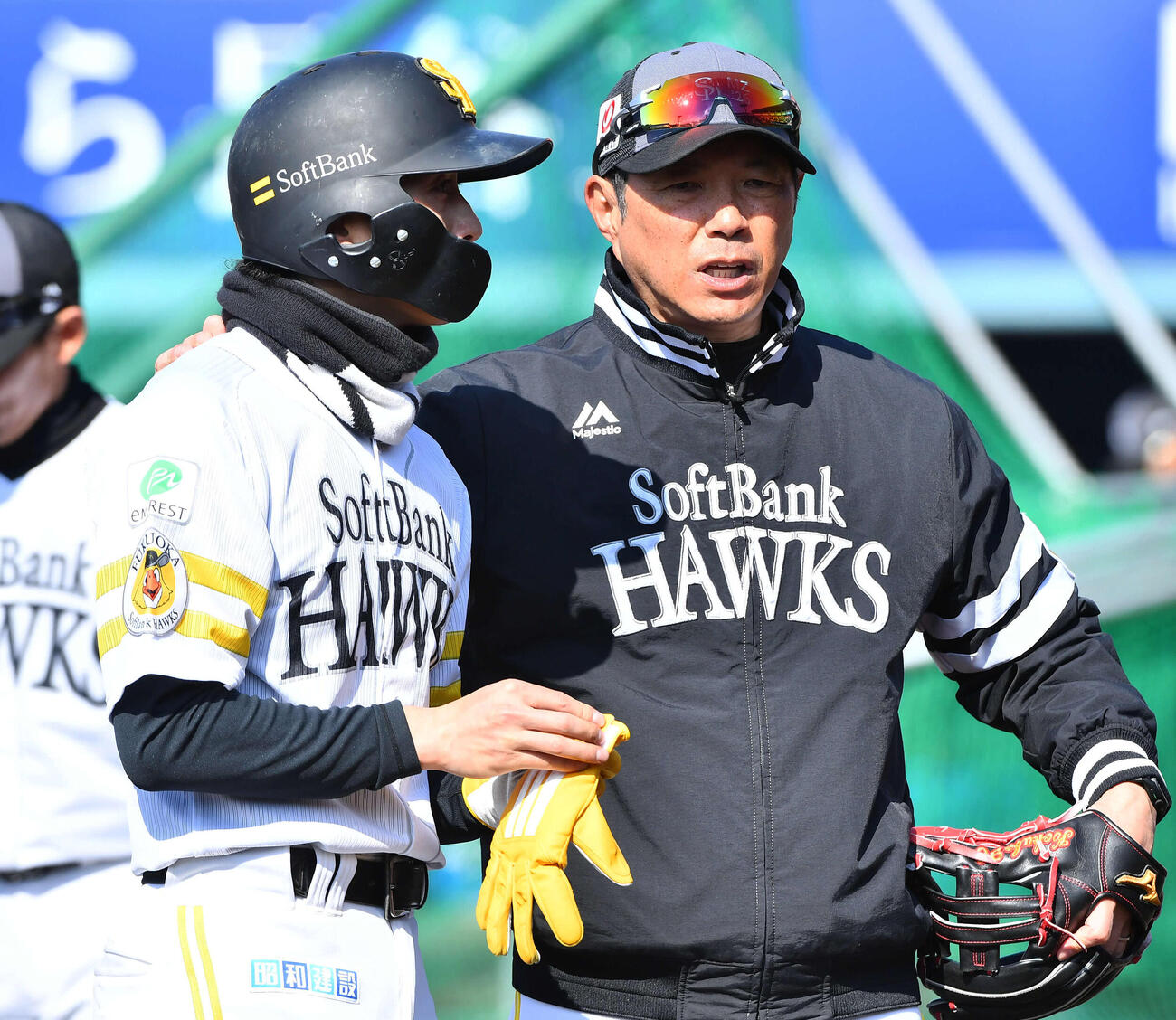 周東（左）の肩をたたきながら話すソフトバンク小久保監督（撮影・岩下翔太）
