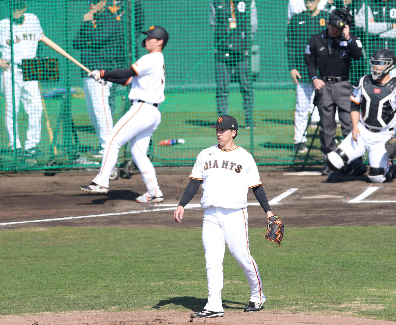 ライブBPで巨人皆川（奥）に安打を打たれる大勢（撮影・増田悦実）