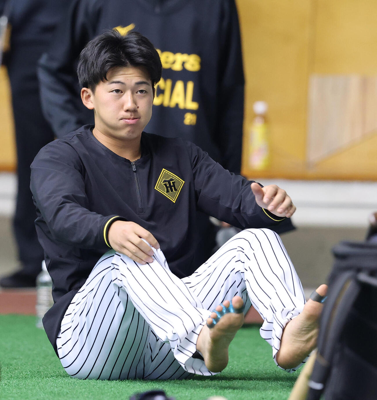 足に何かを付けている阪神立石正広。外反母趾の矯正かと思いましたが、どうやら足の指を鍛える器具のようです。全身を鍛えるプロ野球選手。腕、肩、足腰は当然ながら足の指までとは（撮影・上田博志）