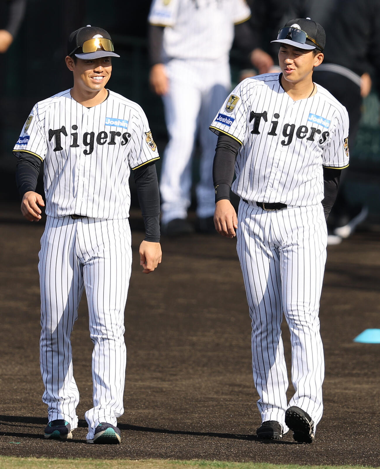 谷端（左）と談笑する立石（撮影・上田博志）