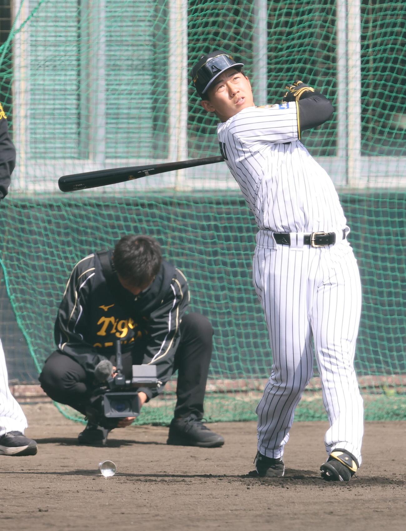 ロング打撃練習をする阪神立石（撮影・上田博志）＝2026年2月12日、バイトするならエントリー宜野座スタジアム