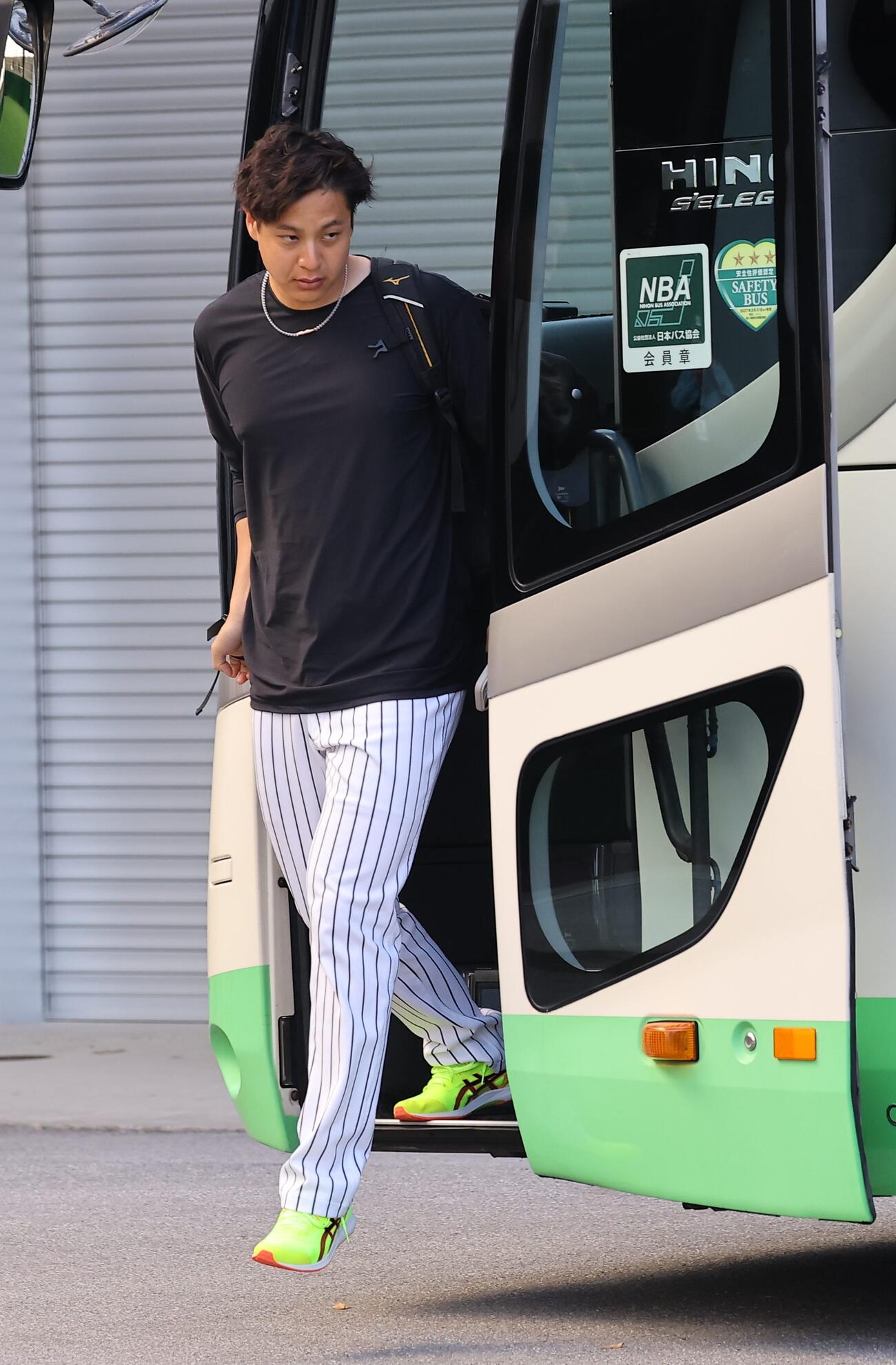 宜野座に到着した阪神大竹（撮影・上田博志）