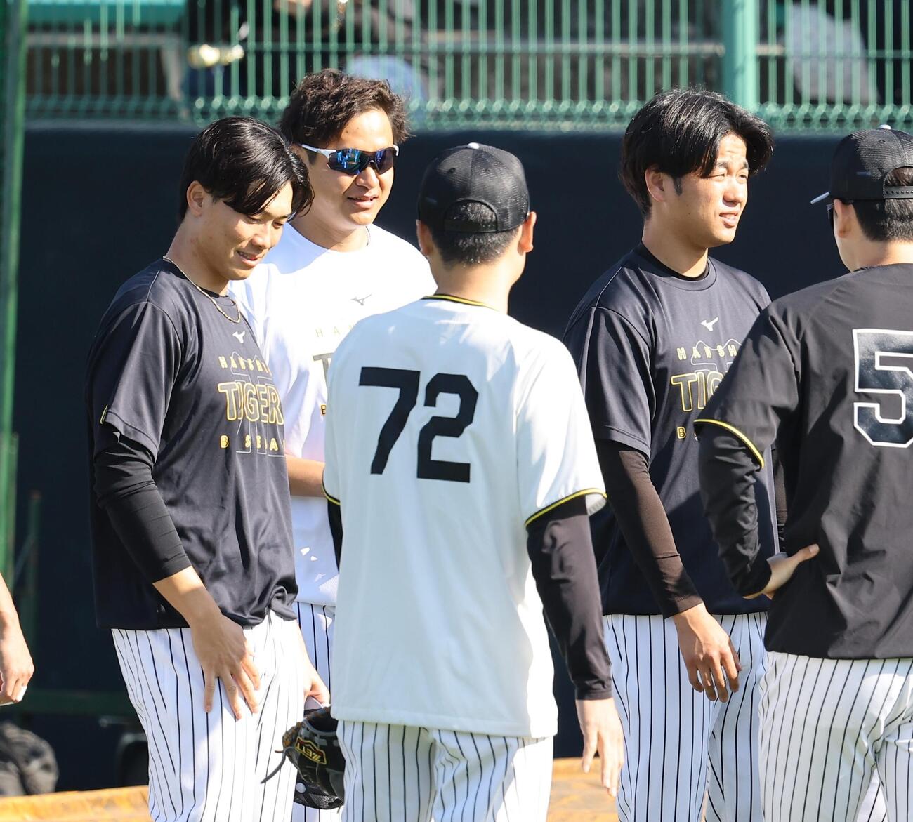 宜野座組に合流した左から阪神湯浅、大竹、高橋（撮影・上田博志）
