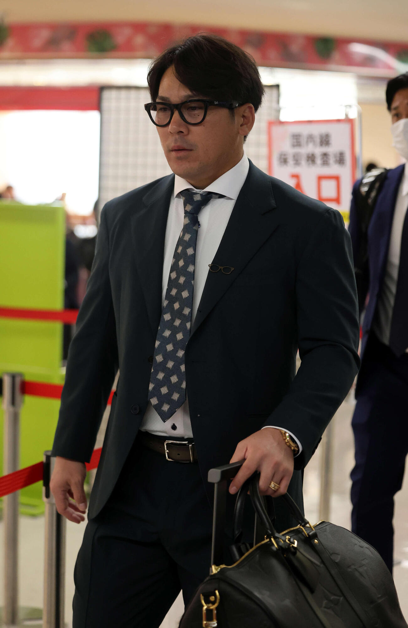 那覇に移動する巨人甲斐（撮影・浅見桂子）