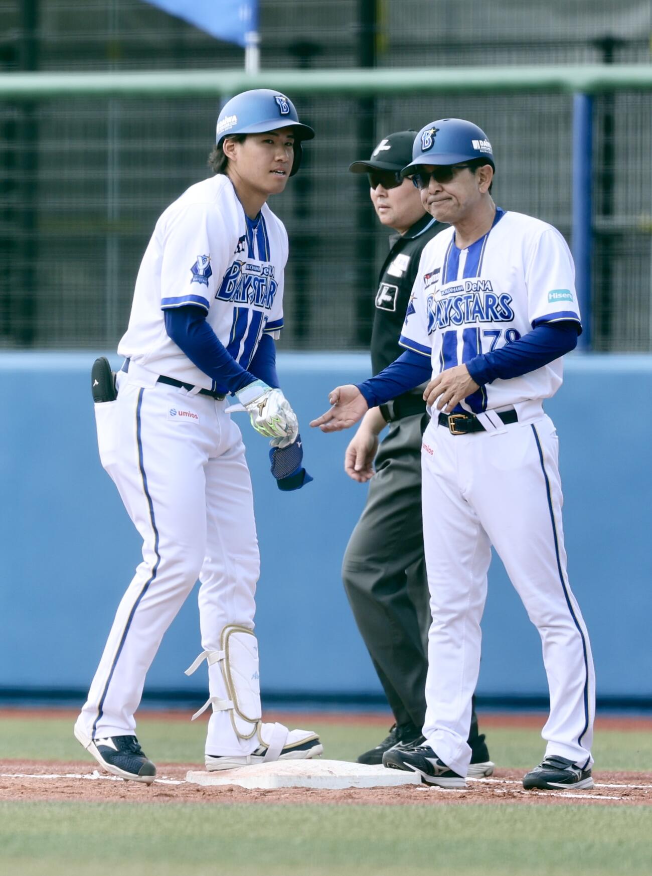 DeNA対沖縄電力　2回裏DeNA1死、中前打を放ち出塁する宮下（左）（撮影・河田真司）