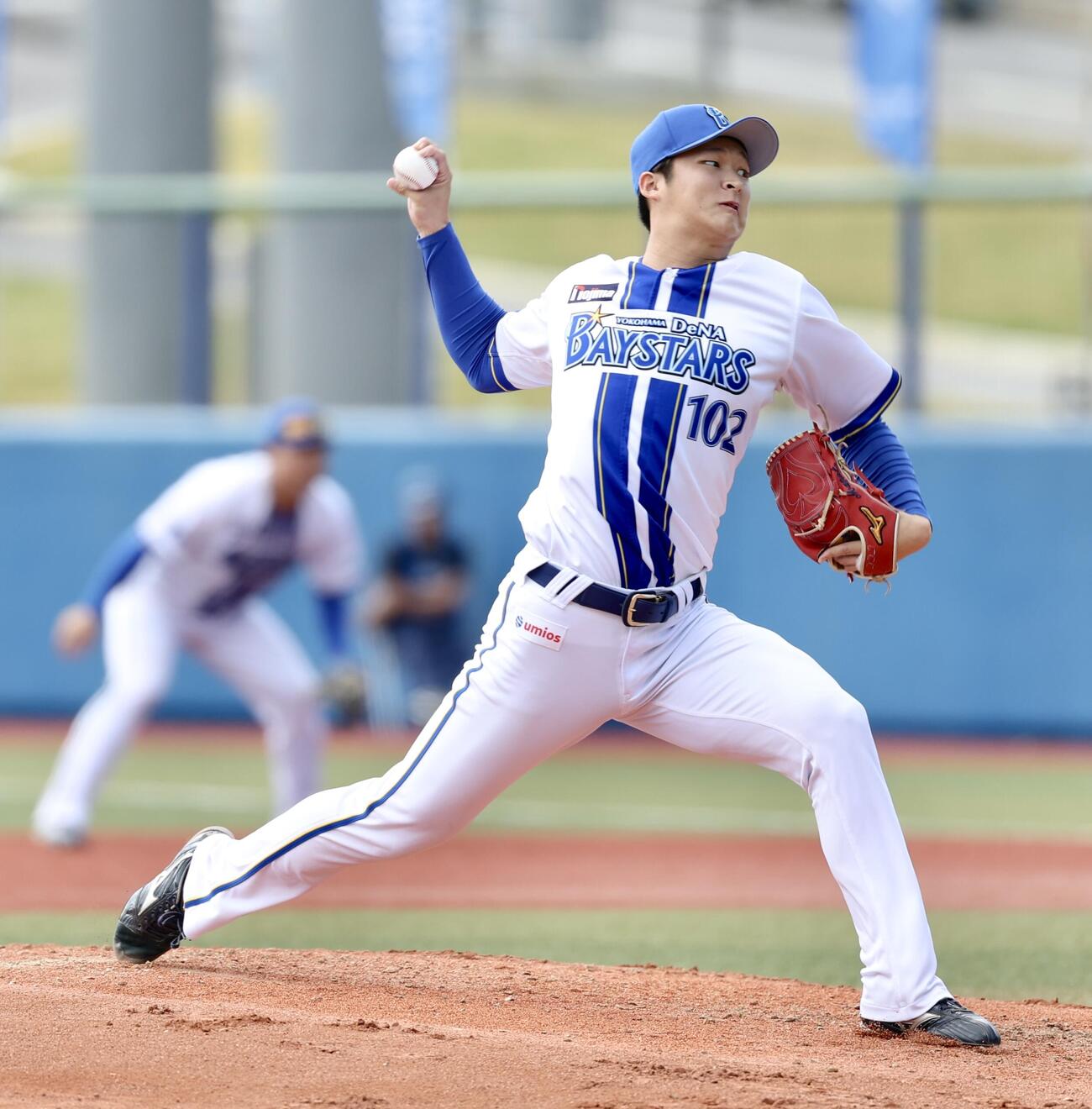 DeNA対沖縄電力　4回表、2番手で登板するDeNA清水麻（撮影・河田真司）