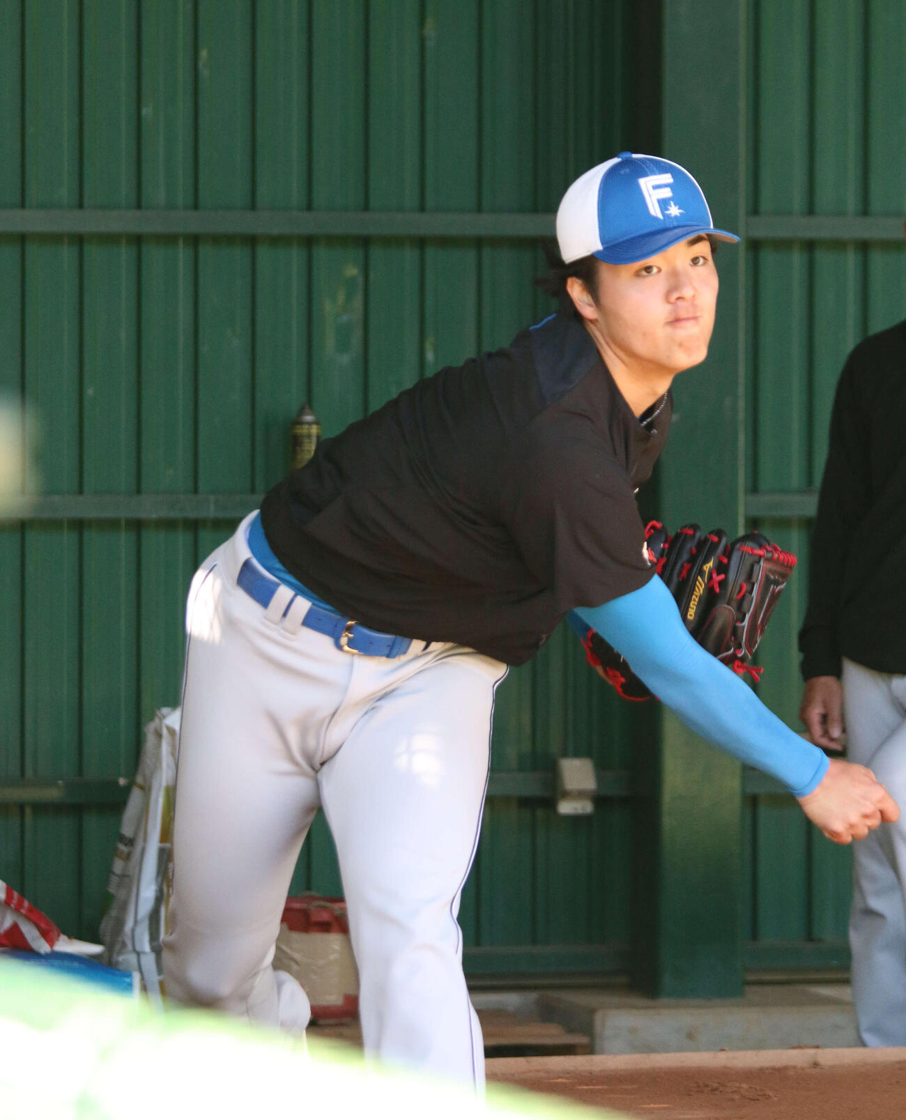 沖縄・国頭キャンプでブルペン入りした日本ハム柴田（撮影・木下大輔）